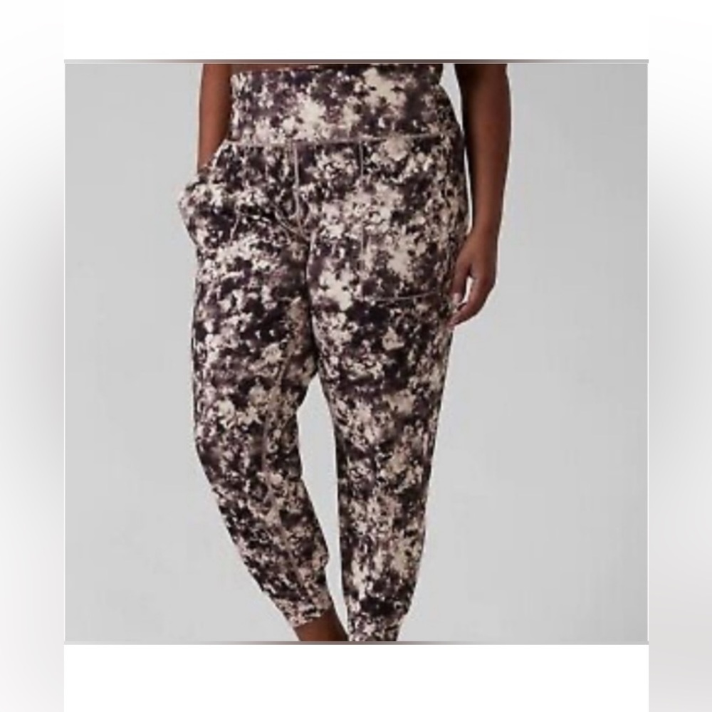 Athleta Salutation Printed Jogger in Black White Size: 3x